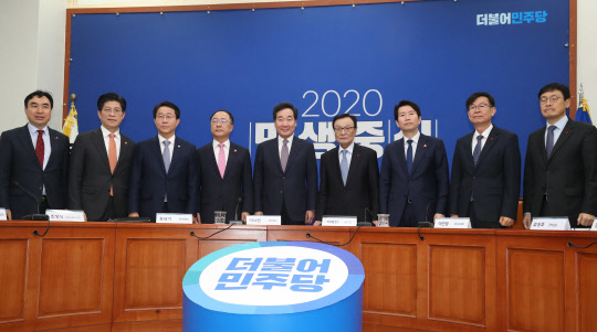 당정청이 6일 국회에서 열린 2020년 제1차 고위당정협의회에서 기념촬영하고 있다. 왼쪽부터 윤관석 민주당 정책위 수석부의장, 노형욱 국무조정실장, 조정식 정책위의장, 홍남기 경제부총리, 이낙연 국무총리, 이해찬 민주당 대표, 이인영 원내대표, 김상조 청와대 정책실장, 이호승 경제수석. 연합뉴스